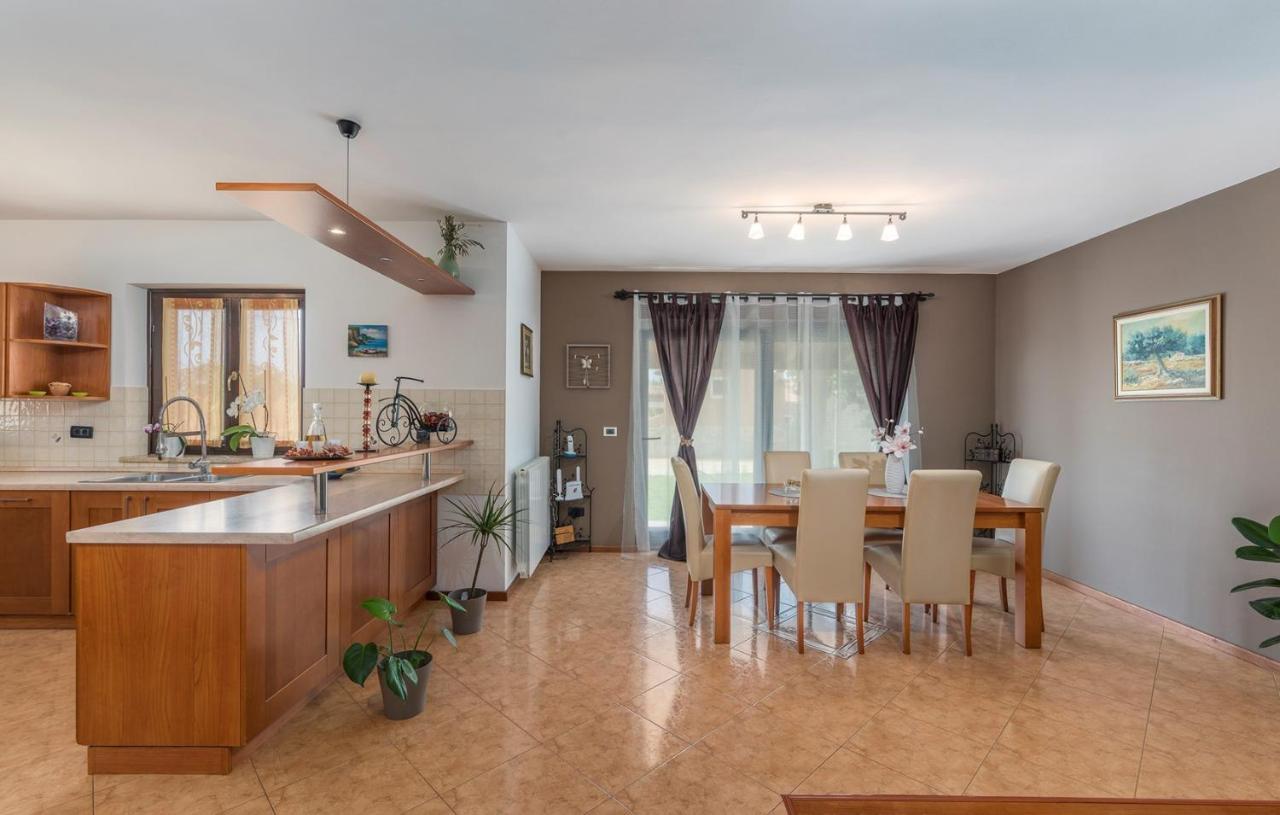 Holiday House Vita Tinjan Экстерьер фото